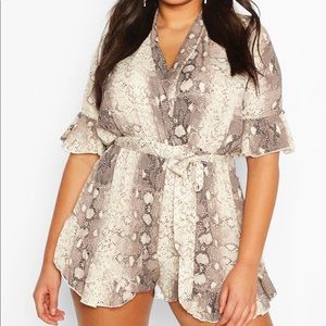 ‼️LAST CHANCE‼️ Boohoo Plus Snake Print Ruffle Wrap Romper